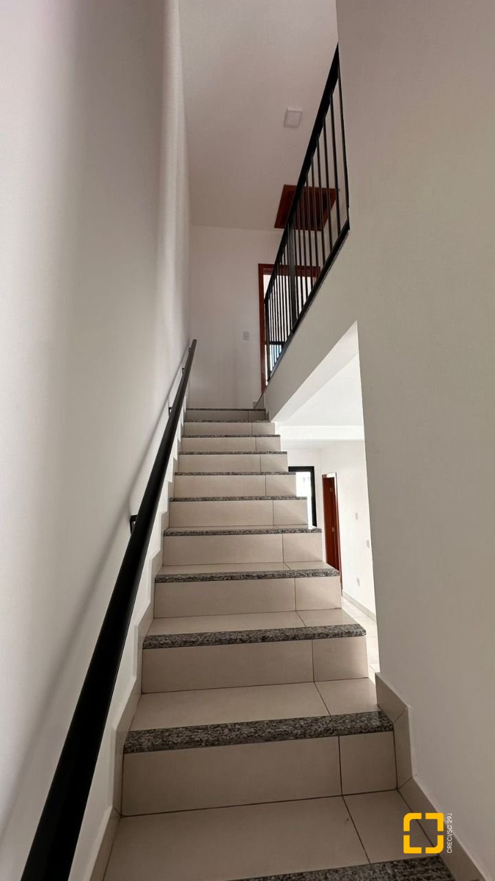 Casa com 105m², 3 quartos (sendo 2 suítes), 1 garagem, no bairro Serraria em São José