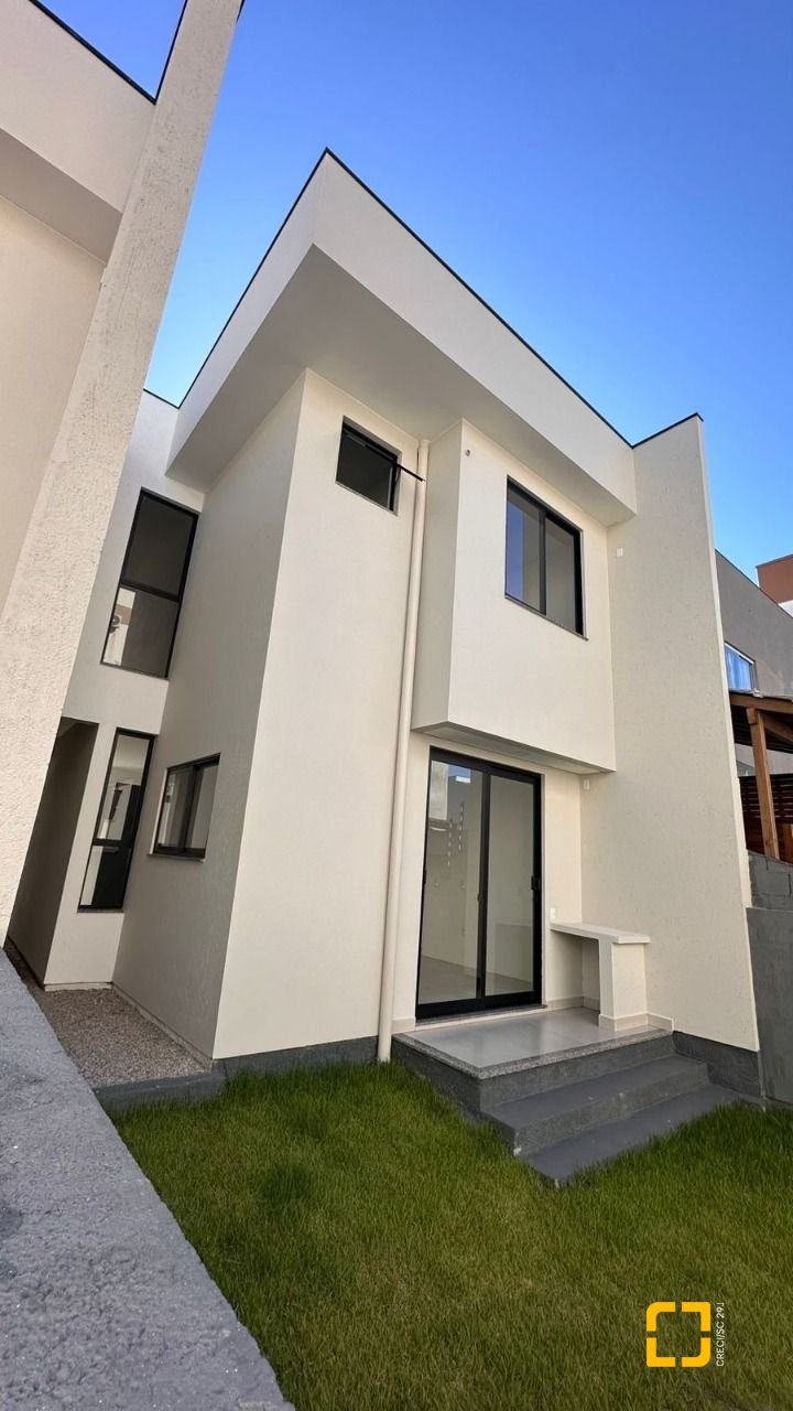 Casa com 105m², 3 quartos (sendo 2 suítes), 1 garagem, no bairro Serraria em São José