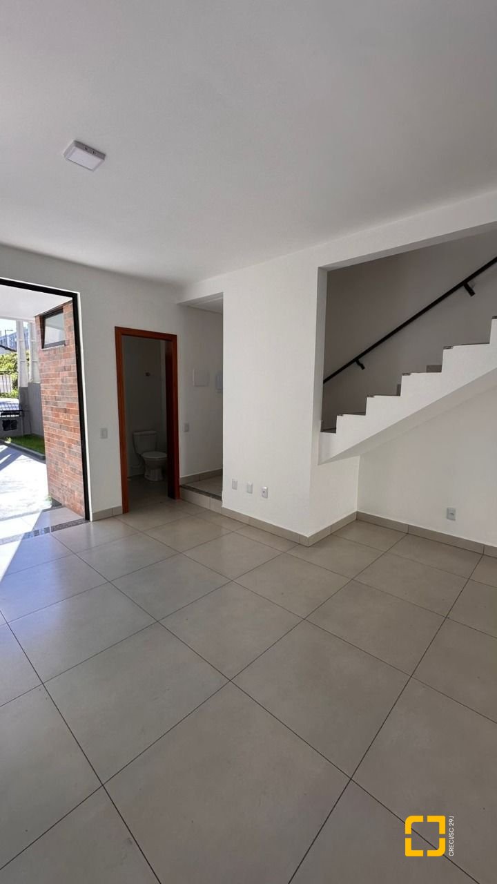 Casa com 105m², 3 quartos (sendo 2 suítes), 1 garagem, no bairro Serraria em São José