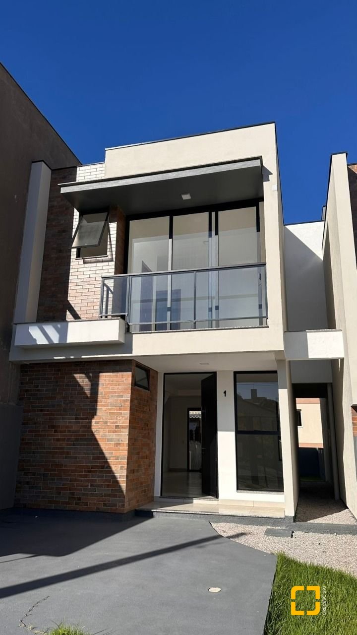 Casa com 105m², 3 quartos (sendo 2 suítes), 1 garagem, no bairro Serraria em São José