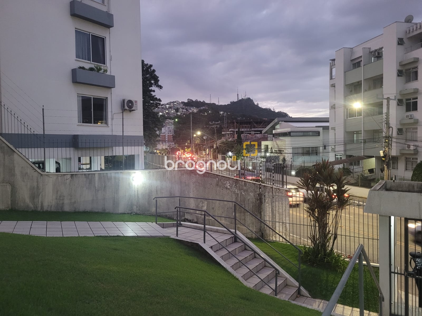 Apartamento com 57m², 2 quartos, 1 garagem, no bairro Carvoeira em Florianópolis