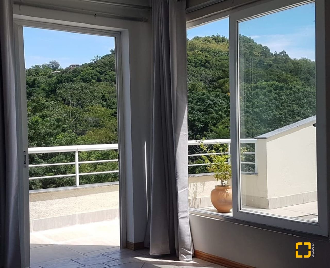 Cobertura com 150m², 3 quartos (sendo 1 suíte), 2 garagens, no bairro Pantanal em Florianópolis