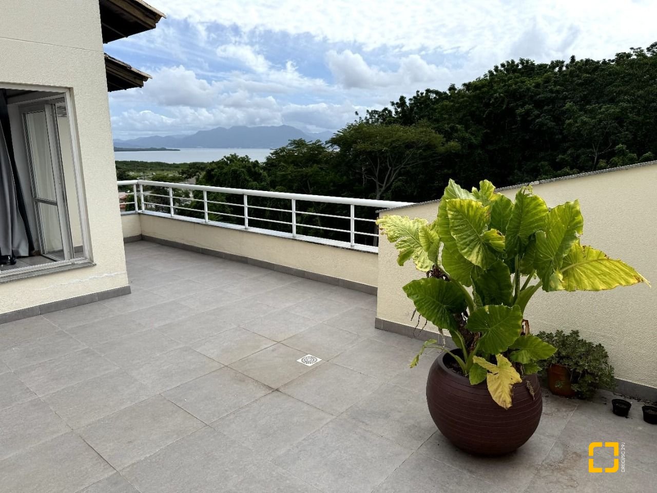 Cobertura com 150m², 3 quartos (sendo 1 suíte), 2 garagens, no bairro Pantanal em Florianópolis