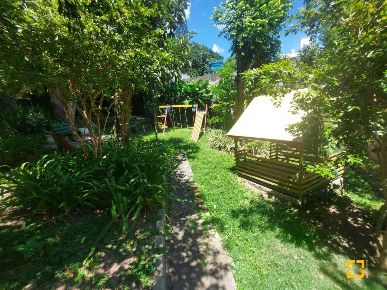 Cobertura com 150m², 3 quartos (sendo 1 suíte), 2 garagens, no bairro Pantanal em Florianópolis