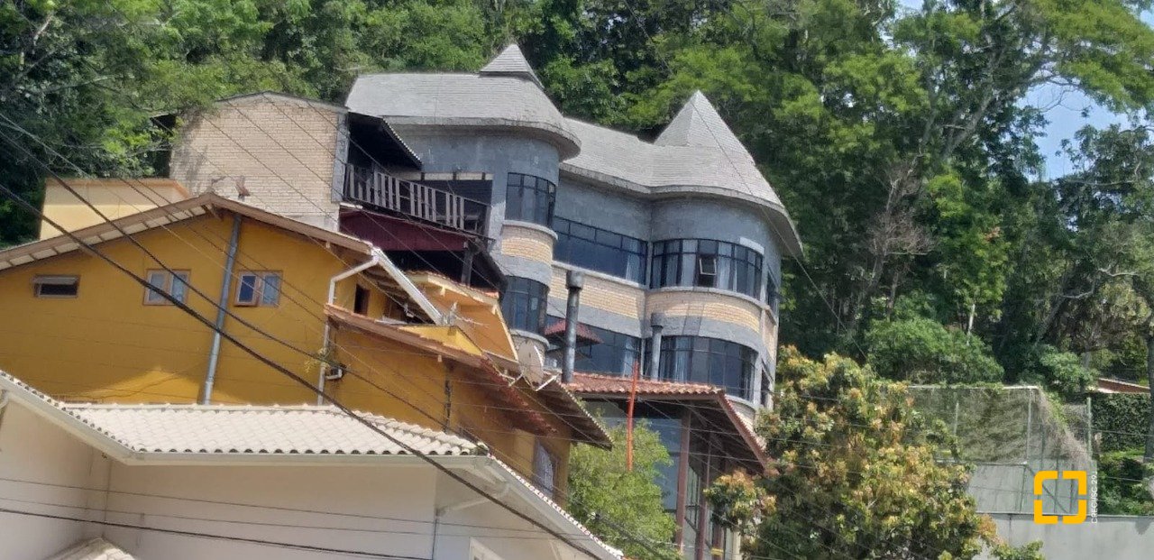 Casa com 378m², 4 quartos (sendo 4 suítes), 3 garagens, no bairro Ponta de Baixo em São José