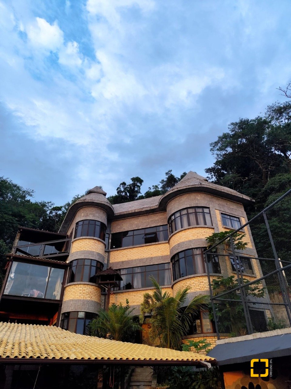 Casa com 378m², 4 quartos (sendo 4 suítes), 3 garagens, no bairro Ponta de Baixo em São José