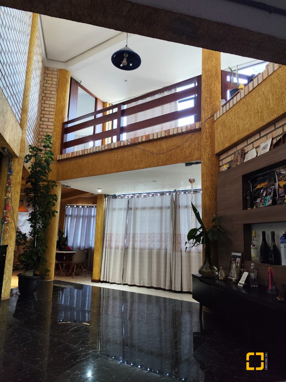 Casa com 378m², 4 quartos (sendo 4 suítes), 3 garagens, no bairro Ponta de Baixo em São José