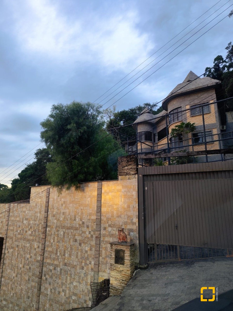Casa com 378m², 4 quartos (sendo 4 suítes), 3 garagens, no bairro Ponta de Baixo em São José