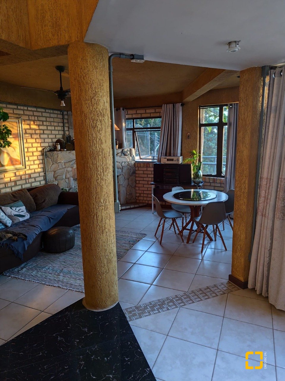 Casa com 378m², 4 quartos (sendo 4 suítes), 3 garagens, no bairro Ponta de Baixo em São José