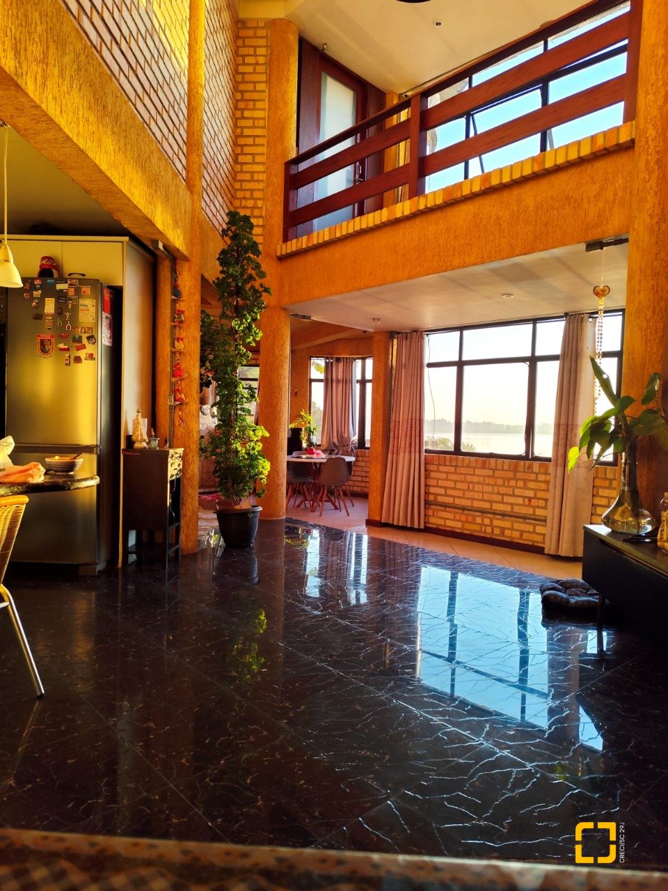 Casa com 378m², 4 quartos (sendo 4 suítes), 3 garagens, no bairro Ponta de Baixo em São José