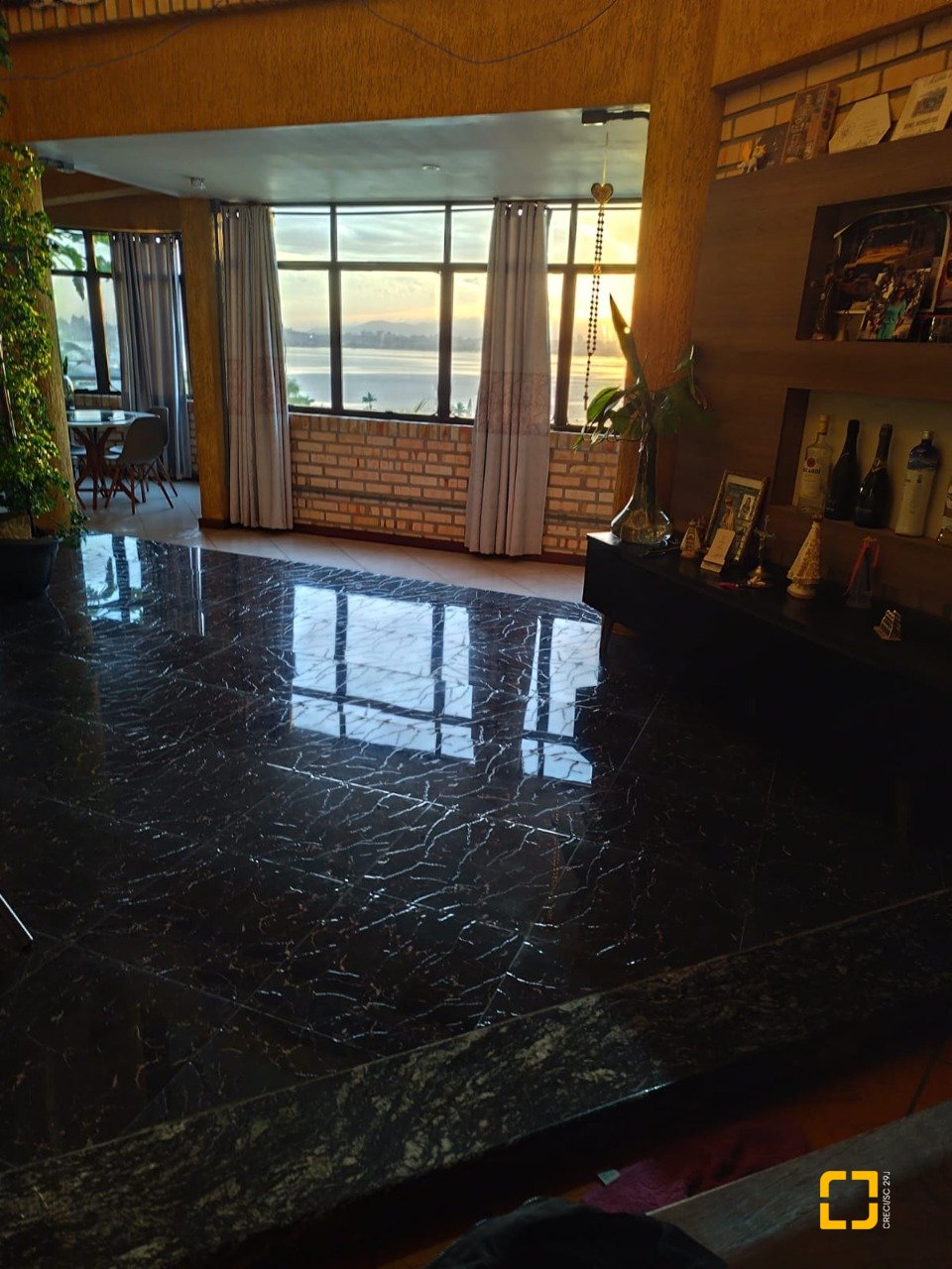 Casa com 378m², 4 quartos (sendo 4 suítes), 3 garagens, no bairro Ponta de Baixo em São José