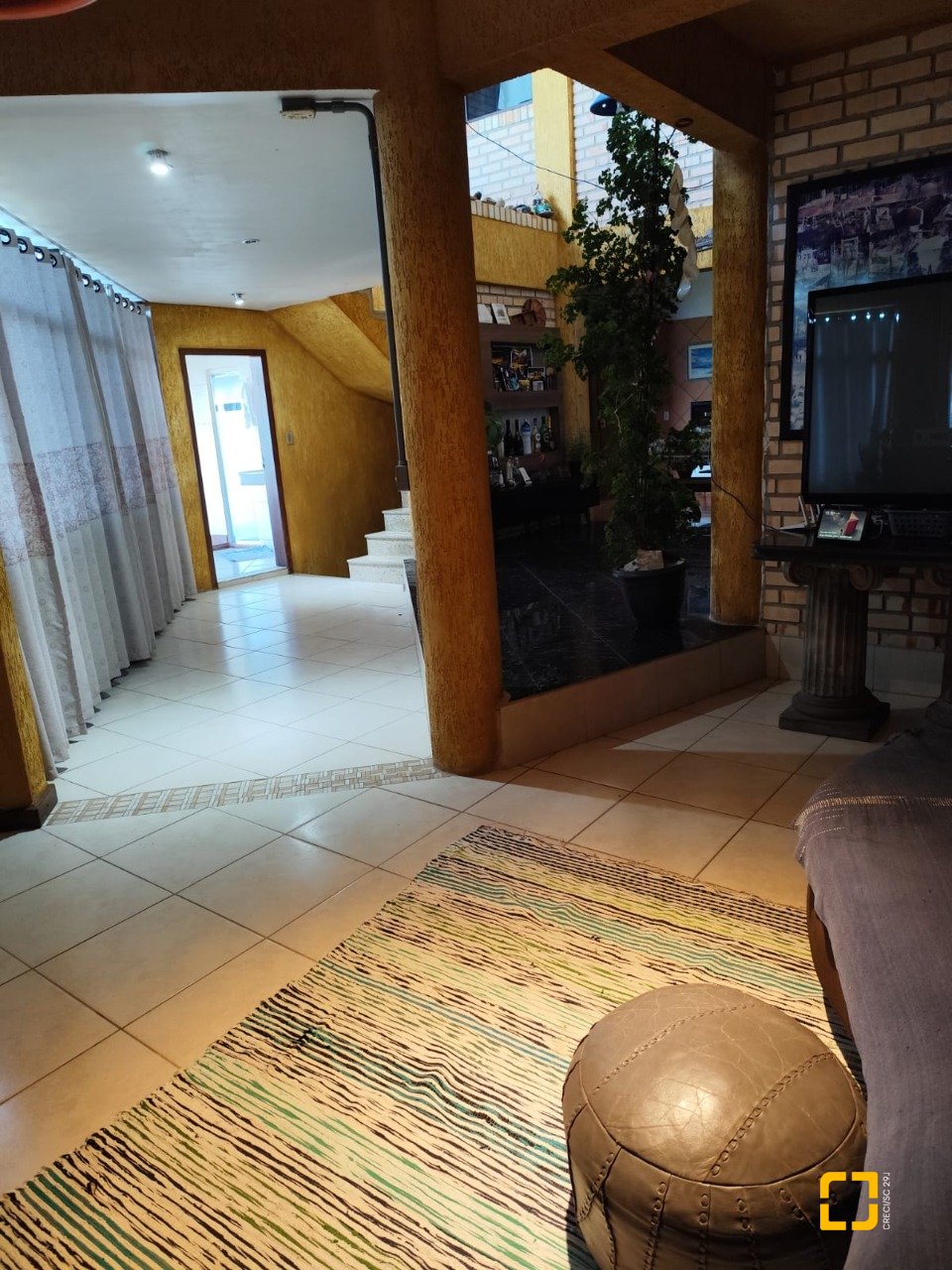 Casa com 378m², 4 quartos (sendo 4 suítes), 3 garagens, no bairro Ponta de Baixo em São José