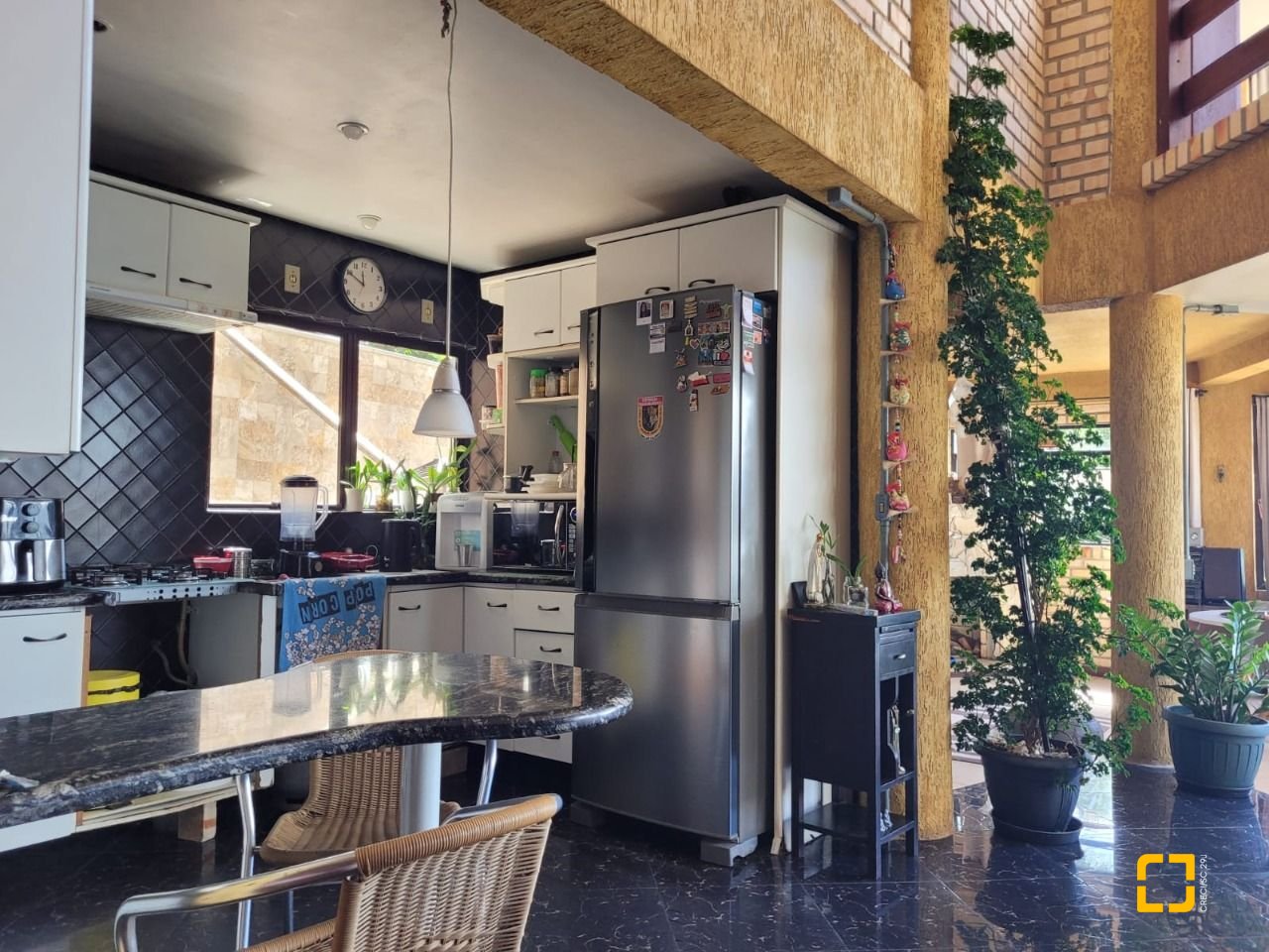 Casa com 378m², 4 quartos (sendo 4 suítes), 3 garagens, no bairro Ponta de Baixo em São José