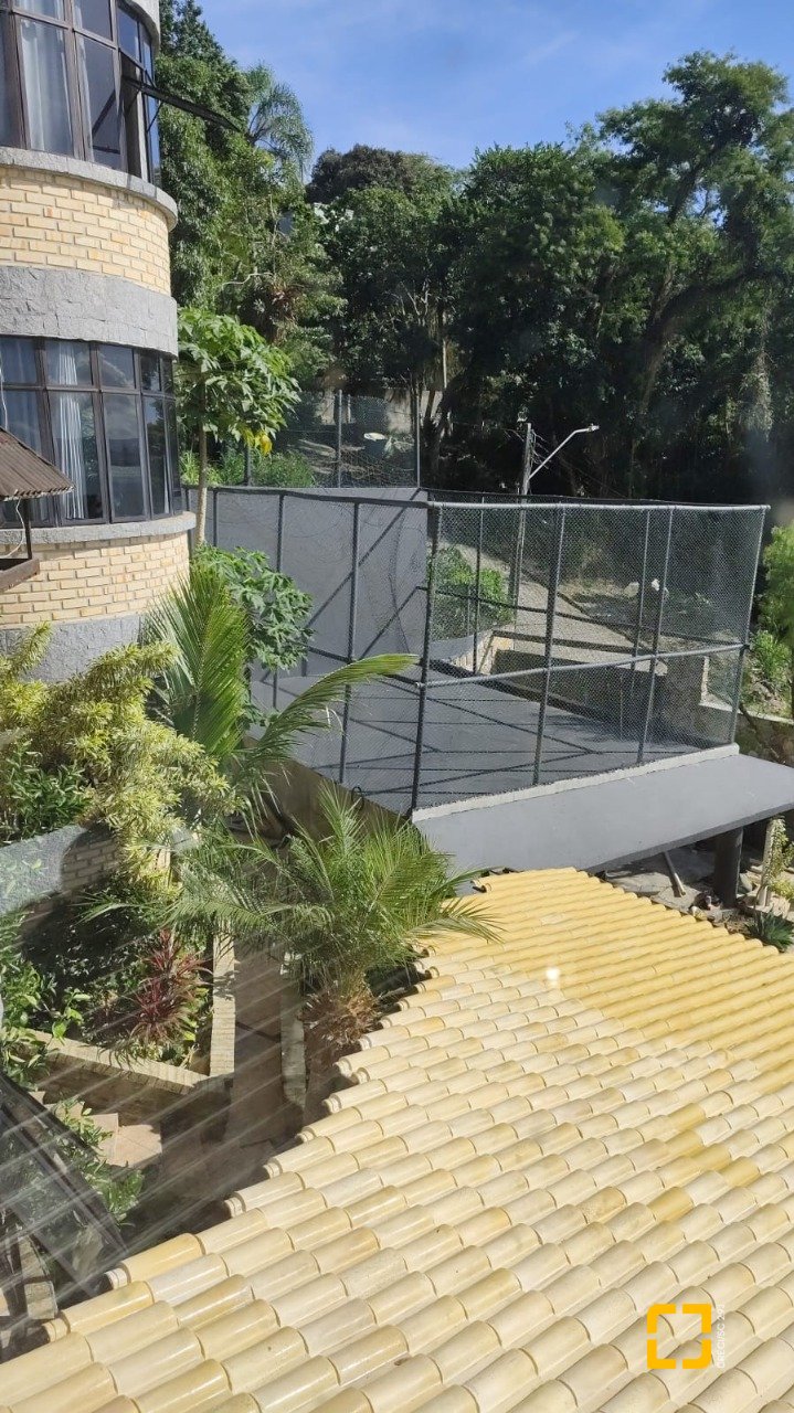 Casa com 378m², 4 quartos (sendo 4 suítes), 3 garagens, no bairro Ponta de Baixo em São José