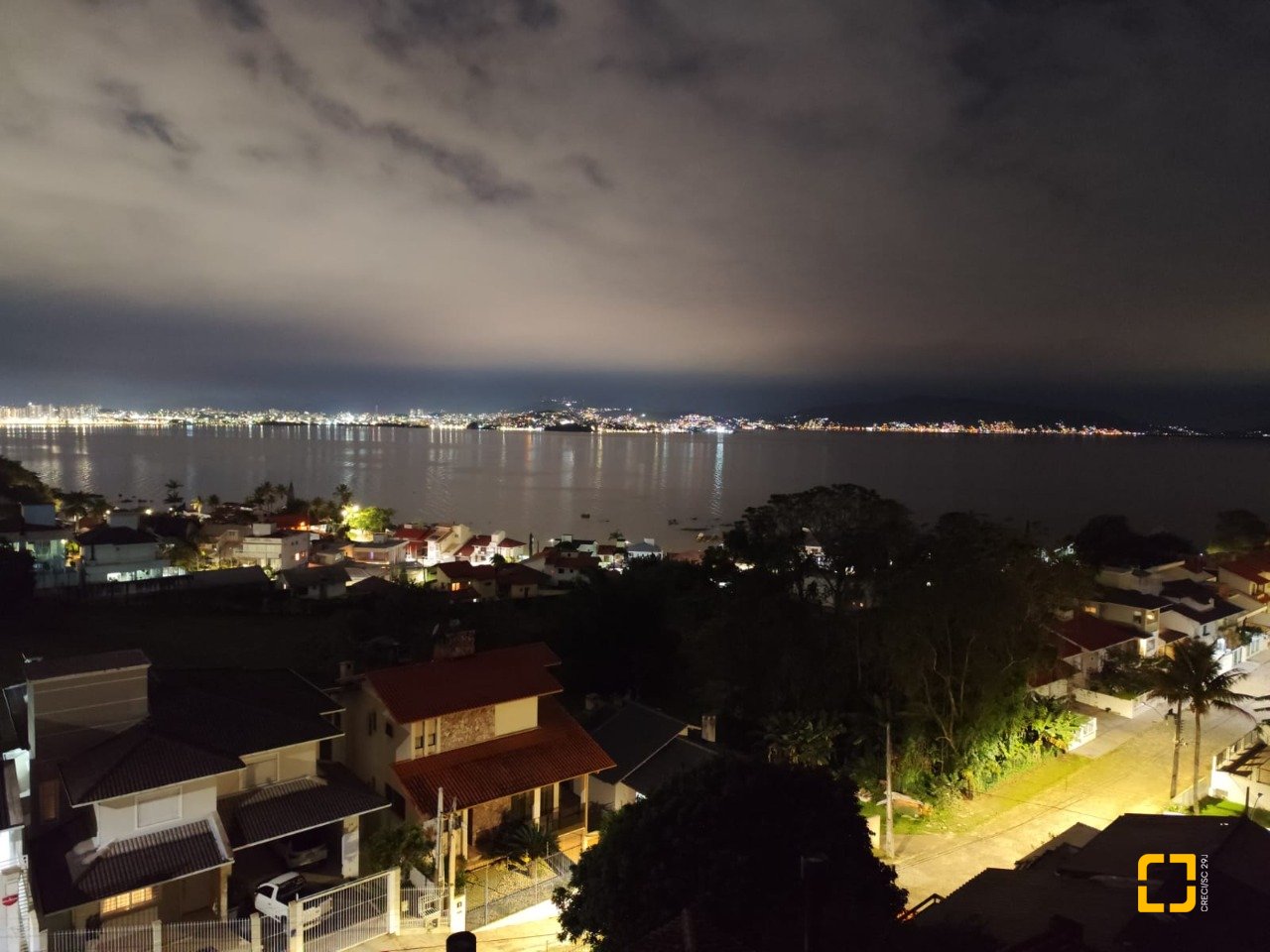 Casa com 378m², 4 quartos (sendo 4 suítes), 3 garagens, no bairro Ponta de Baixo em São José
