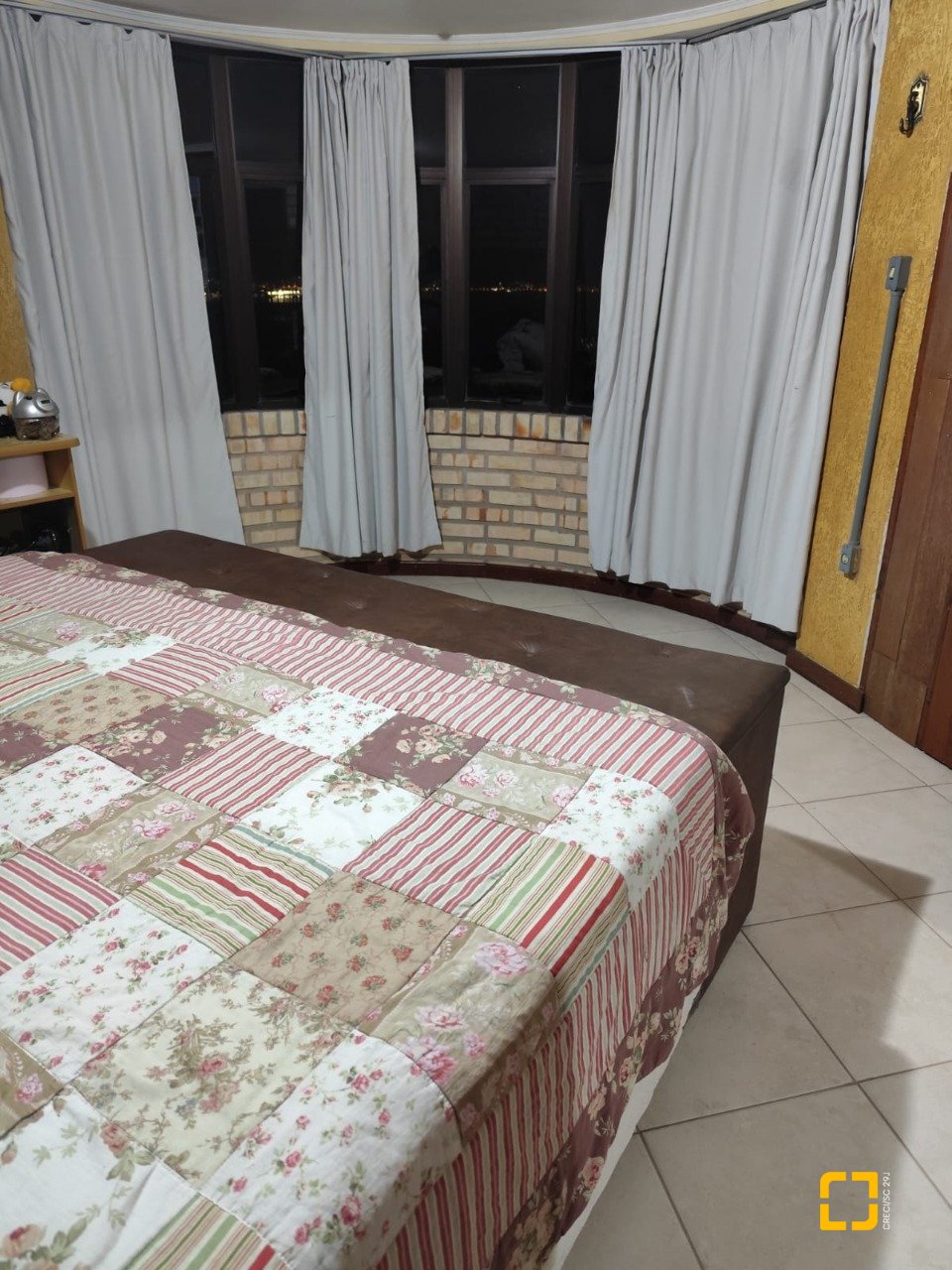 Casa com 378m², 4 quartos (sendo 4 suítes), 3 garagens, no bairro Ponta de Baixo em São José
