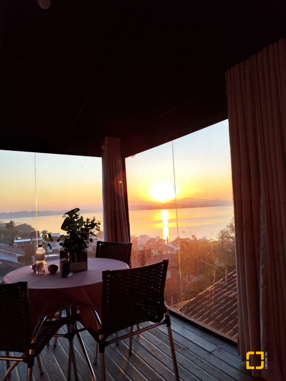 Casa com 378m², 4 quartos (sendo 4 suítes), 3 garagens, no bairro Ponta de Baixo em São José