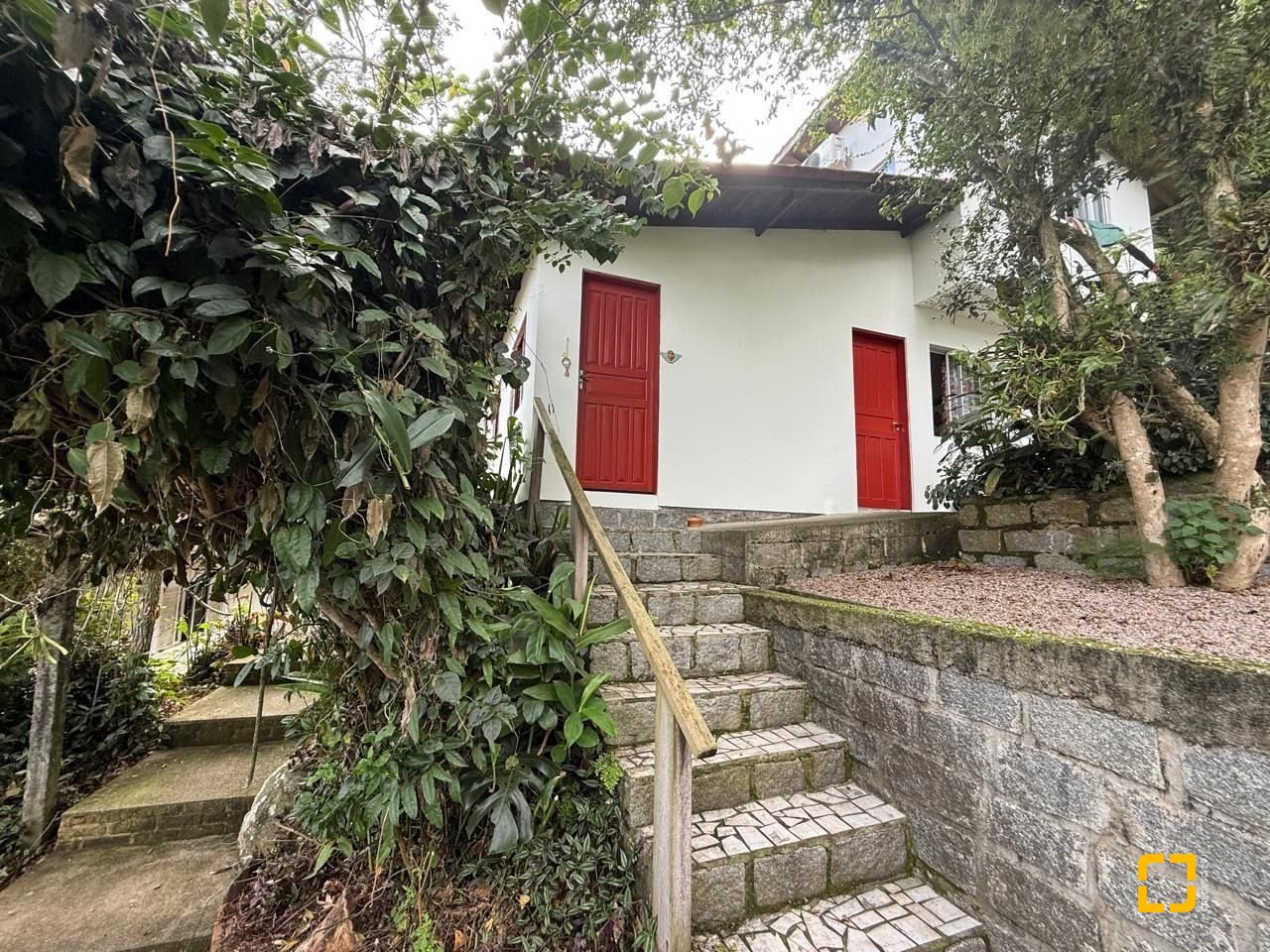 Casa com 154m², 2 quartos (sendo 1 suíte), 1 garagem, no bairro Ponta de Baixo em São José