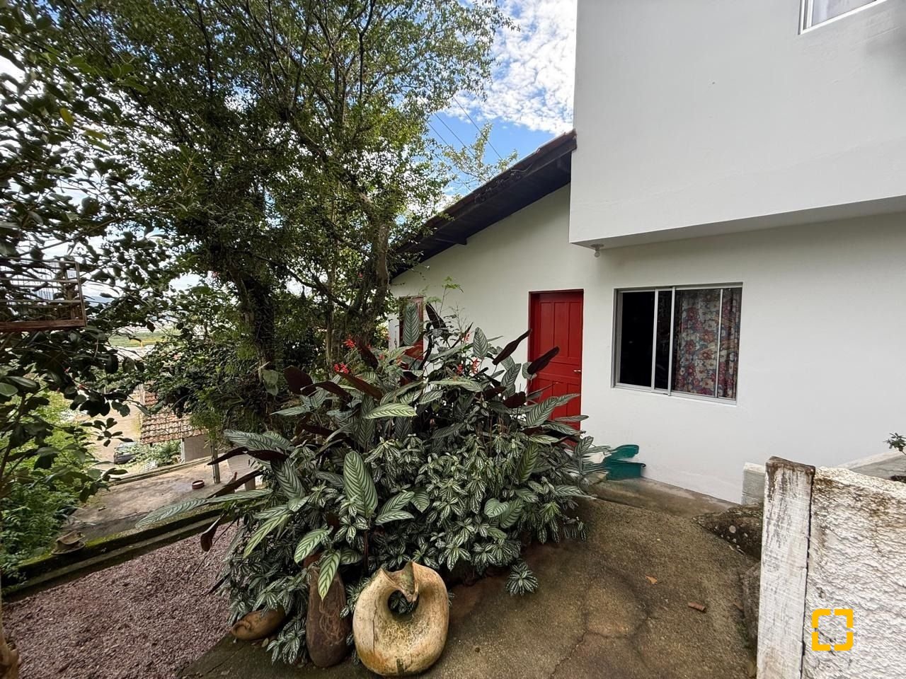 Casa com 154m², 2 quartos (sendo 1 suíte), 1 garagem, no bairro Ponta de Baixo em São José