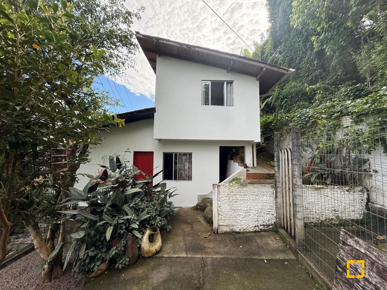 Casa com 154m², 2 quartos (sendo 1 suíte), 1 garagem, no bairro Ponta de Baixo em São José