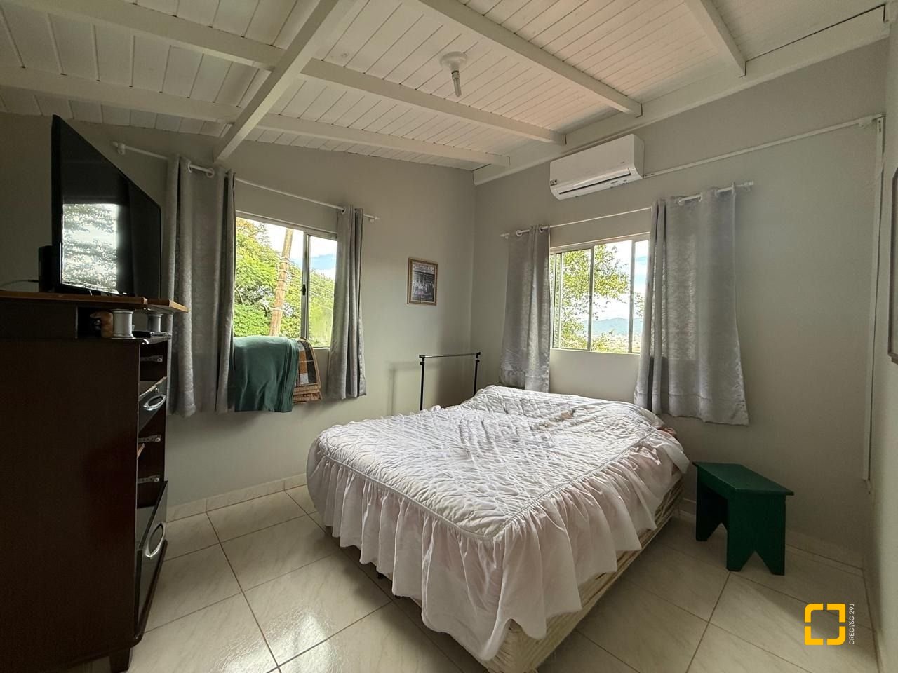 Casa com 154m², 2 quartos (sendo 1 suíte), 1 garagem, no bairro Ponta de Baixo em São José