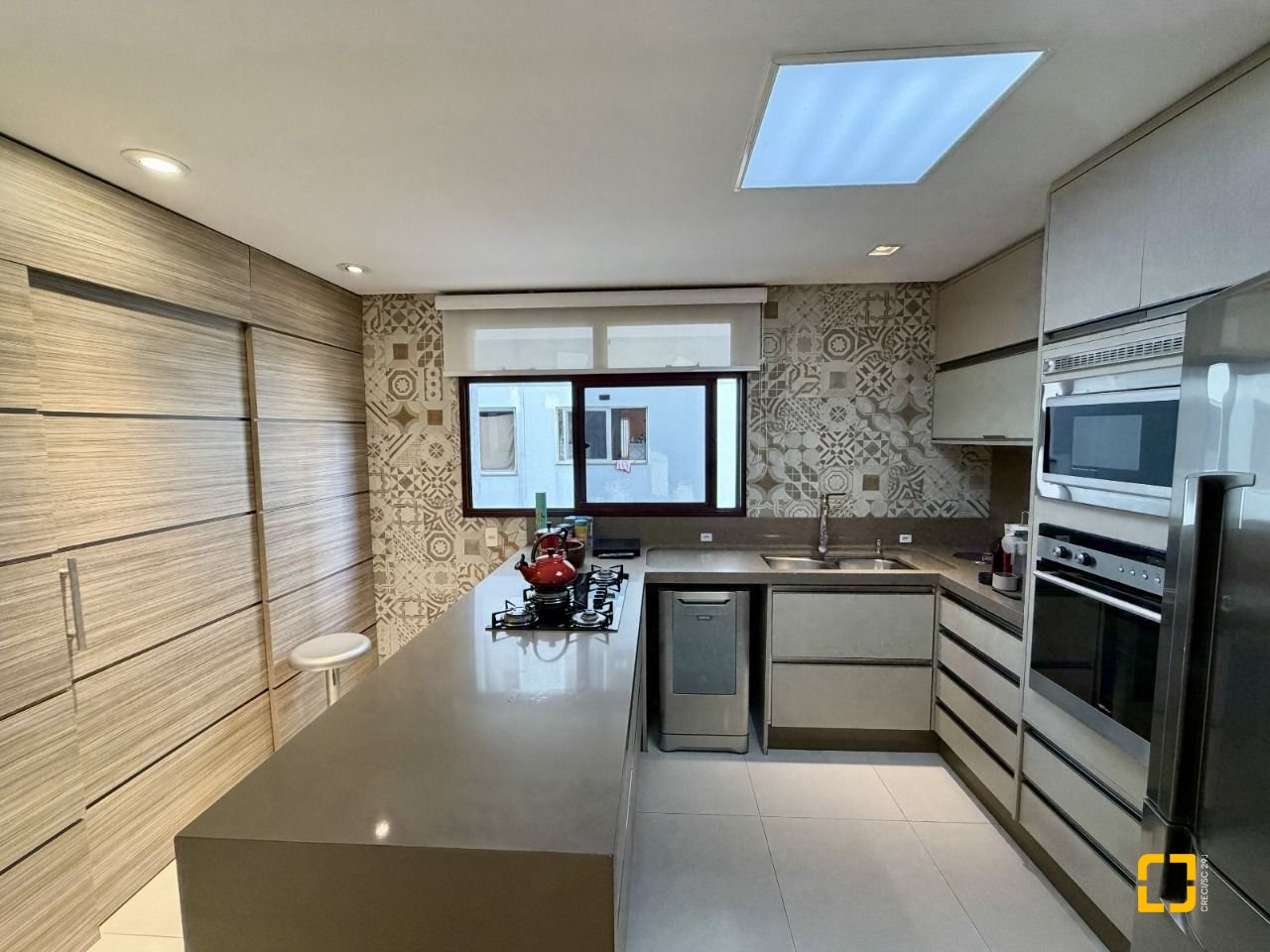 Apartamento com 130m², 6 quartos (sendo 2 suítes), 3 garagens, no bairro Agronômica em Florianópolis