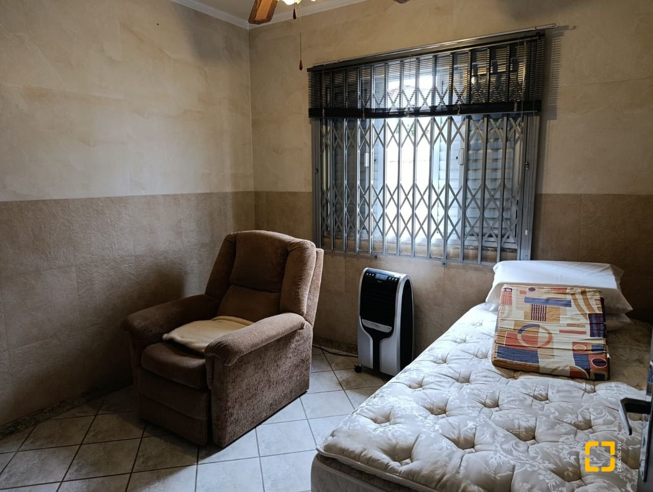 Casa com 139m², 4 quartos (sendo 1 suíte), 2 garagens, no bairro Jardim Atlântico em Florianópolis