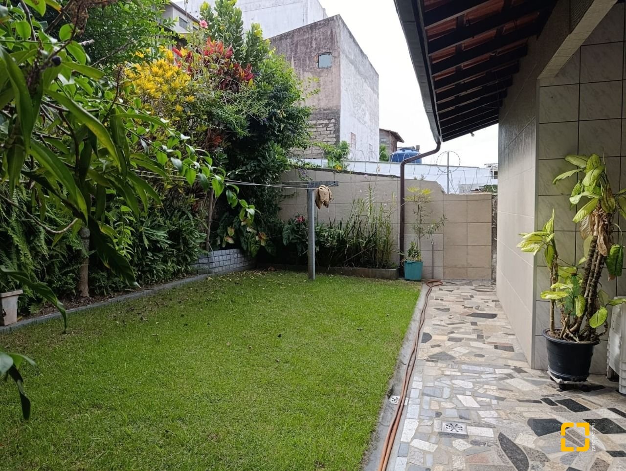 Casa com 139m², 4 quartos (sendo 1 suíte), 2 garagens, no bairro Jardim Atlântico em Florianópolis