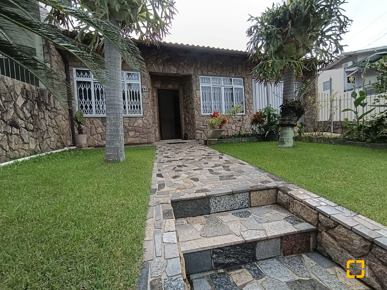 Casa com 139m², 4 quartos (sendo 1 suíte), 2 garagens, no bairro Jardim Atlântico em Florianópolis