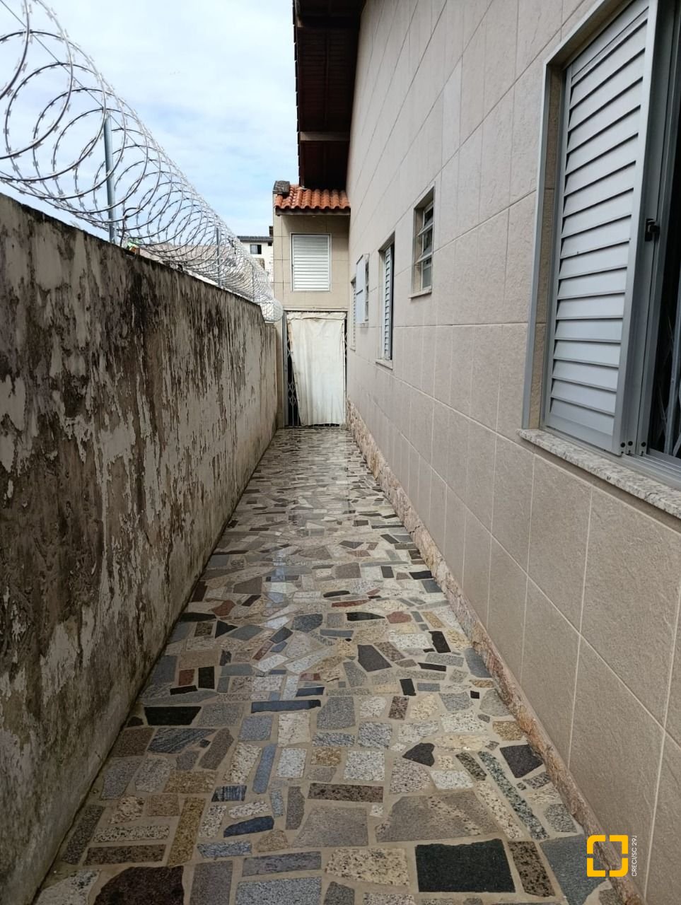 Casa com 139m², 4 quartos (sendo 1 suíte), 2 garagens, no bairro Jardim Atlântico em Florianópolis