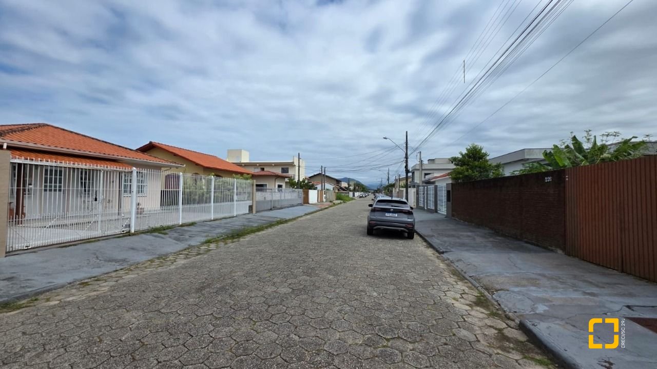 Terreno com 360m², no bairro Carianos em Florianópolis