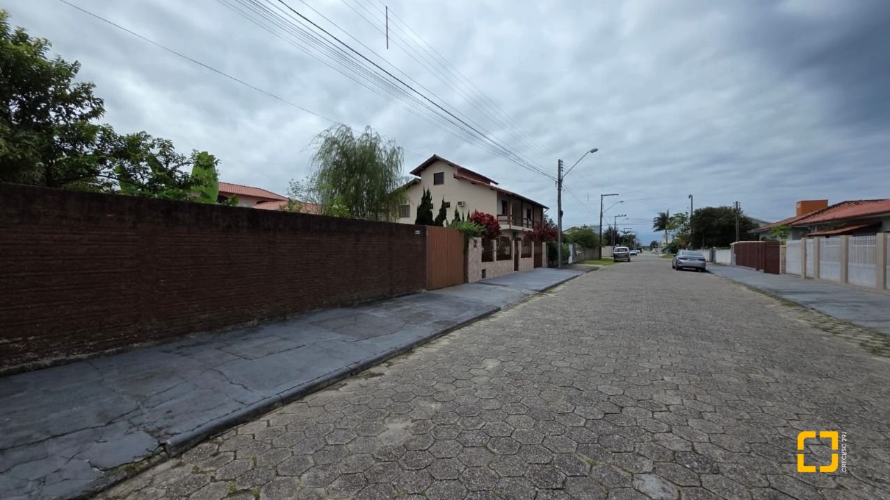 Terreno com 360m², no bairro Carianos em Florianópolis