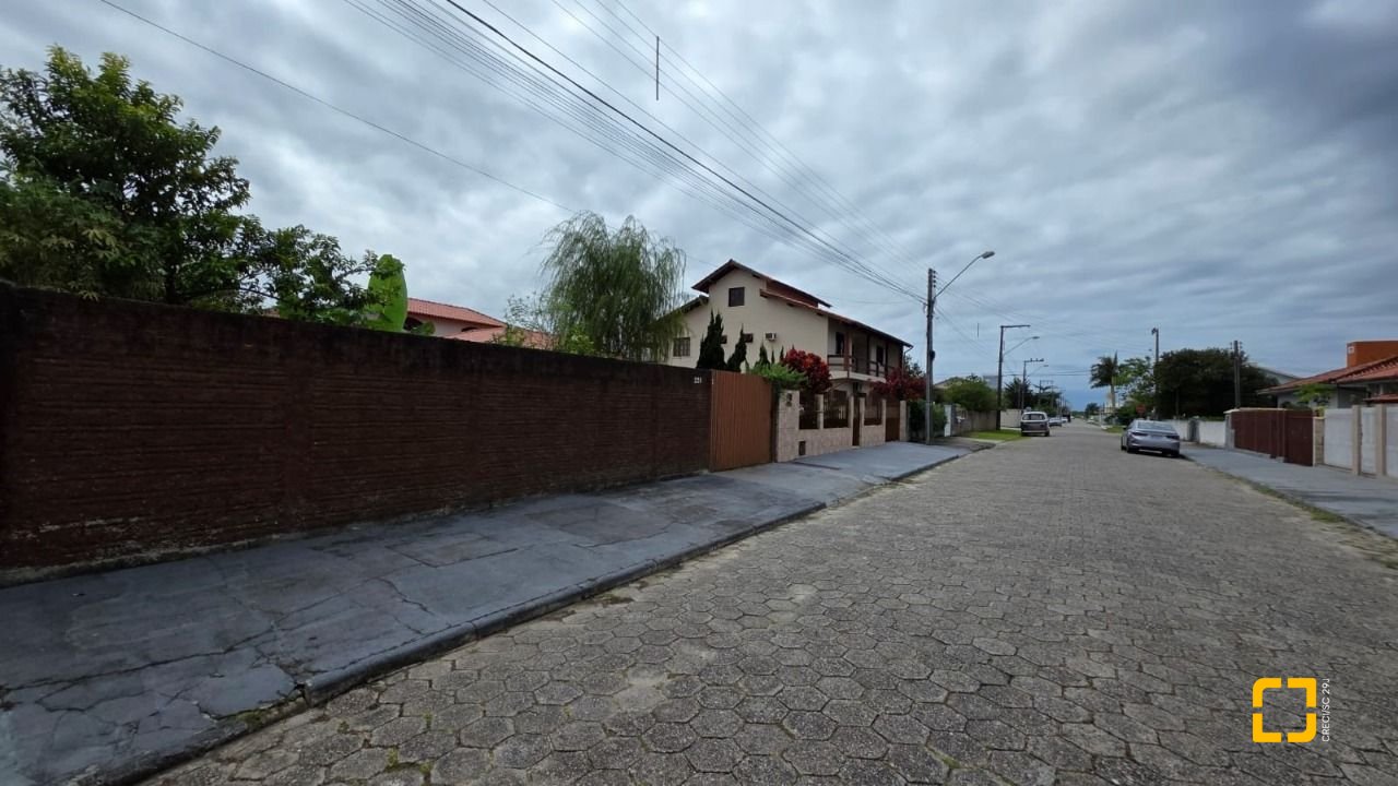 Terreno com 360m², no bairro Carianos em Florianópolis