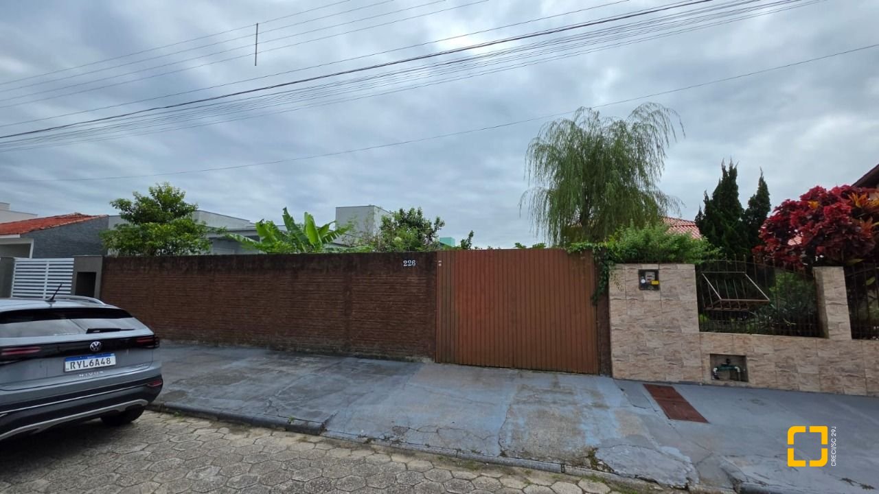 Terreno com 360m², no bairro Carianos em Florianópolis