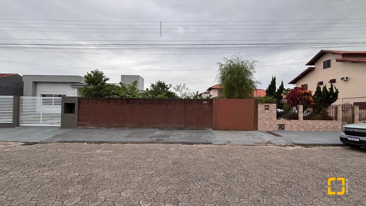 Terreno com 360m², no bairro Carianos em Florianópolis