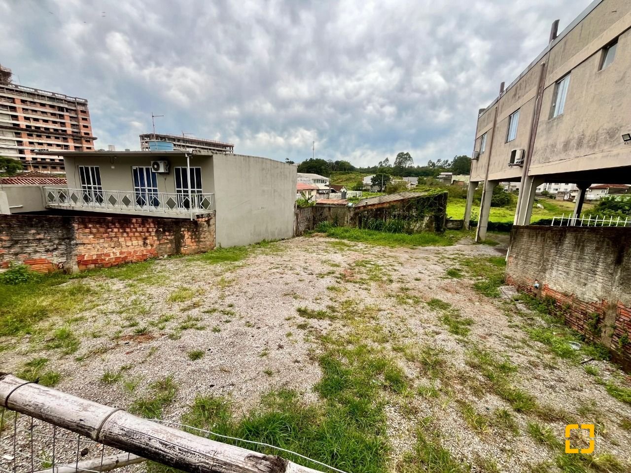 Terreno com 294m², no bairro Areias em São José