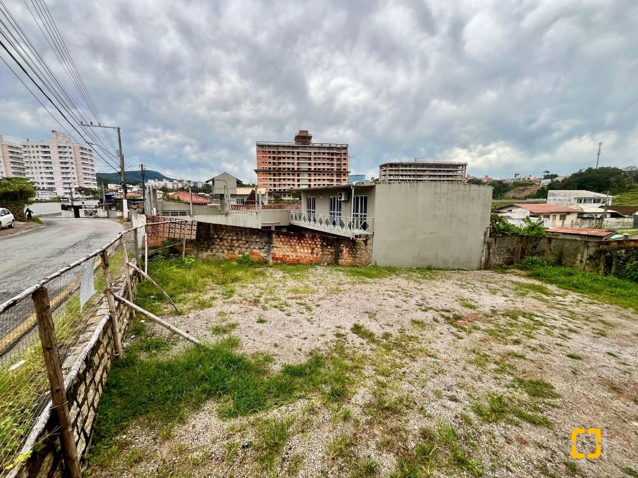 Terreno com 294m², no bairro Areias em São José