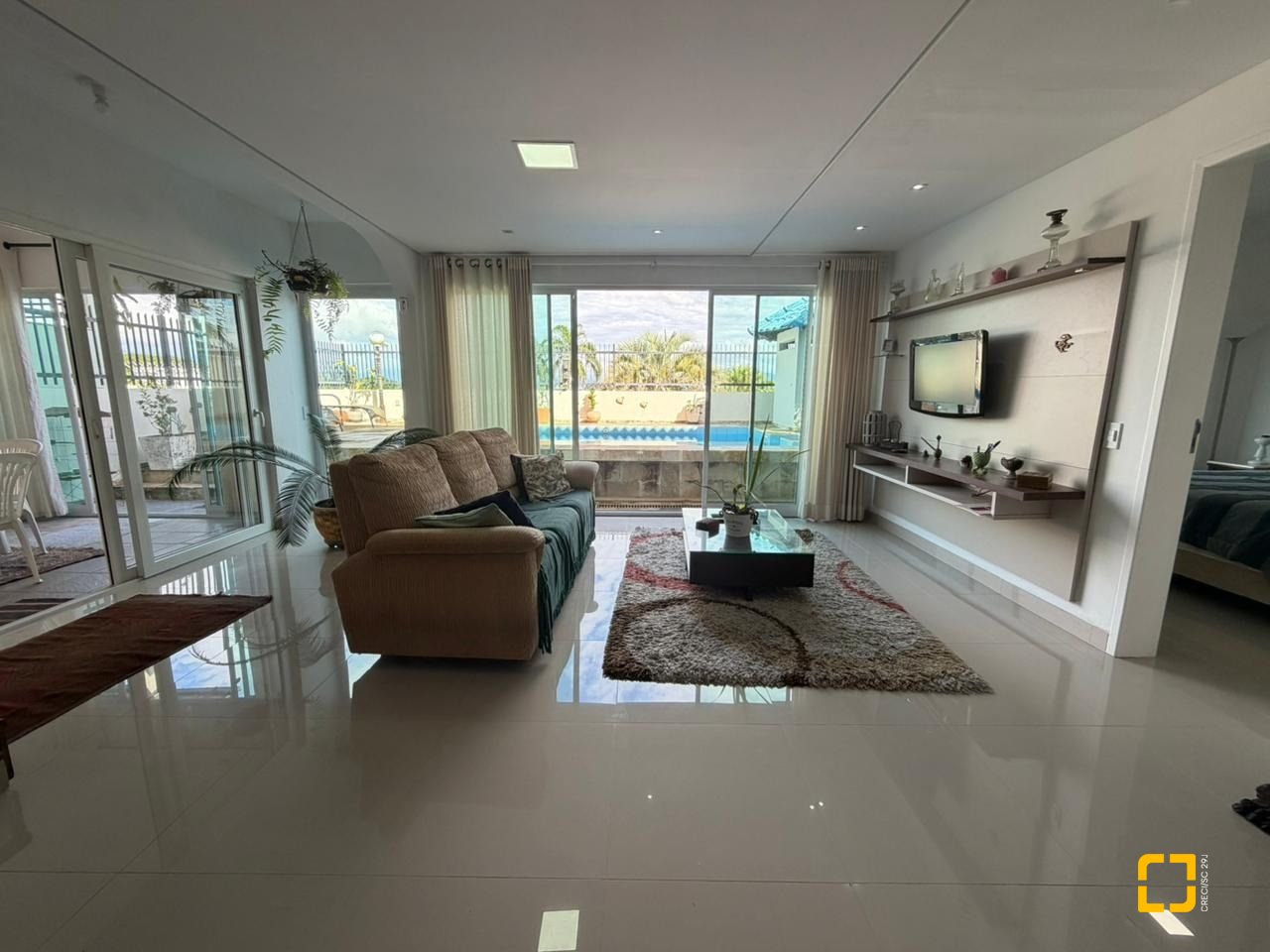 Casa com 241m², 5 quartos (sendo 2 suítes), 4 garagens, no bairro Bom Abrigo em Florianópolis