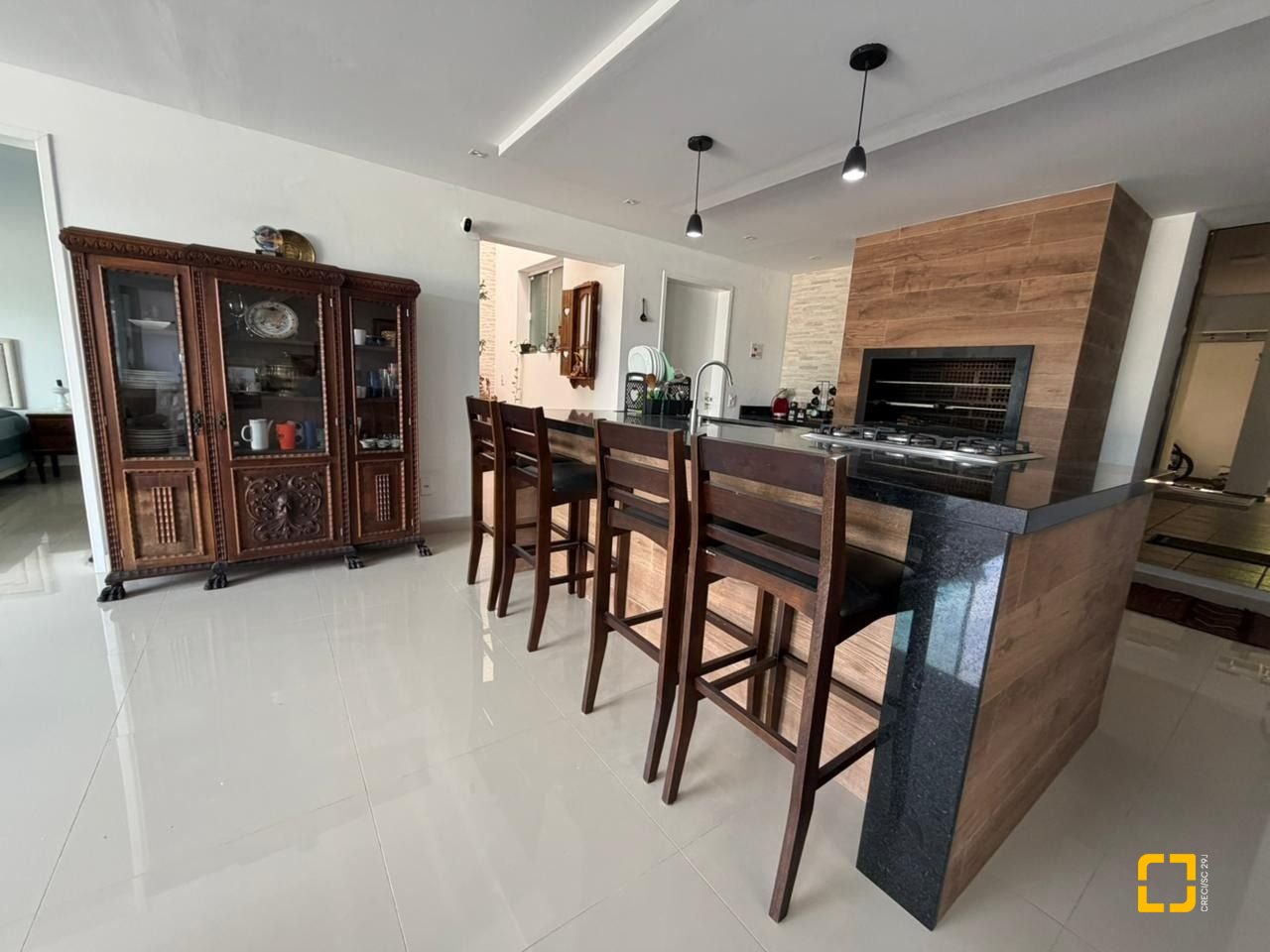 Casa com 241m², 5 quartos (sendo 2 suítes), 4 garagens, no bairro Bom Abrigo em Florianópolis