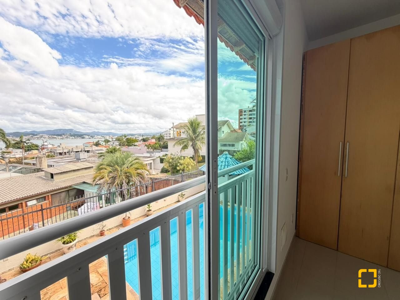 Casa com 241m², 5 quartos (sendo 2 suítes), 4 garagens, no bairro Bom Abrigo em Florianópolis