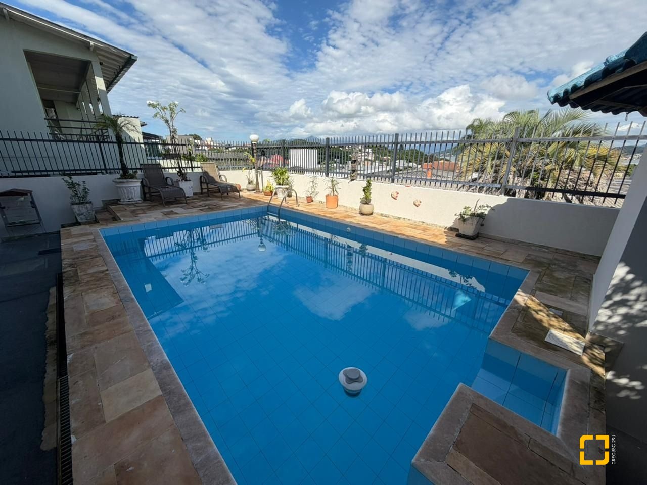 Casa com 241m², 5 quartos (sendo 2 suítes), 4 garagens, no bairro Bom Abrigo em Florianópolis