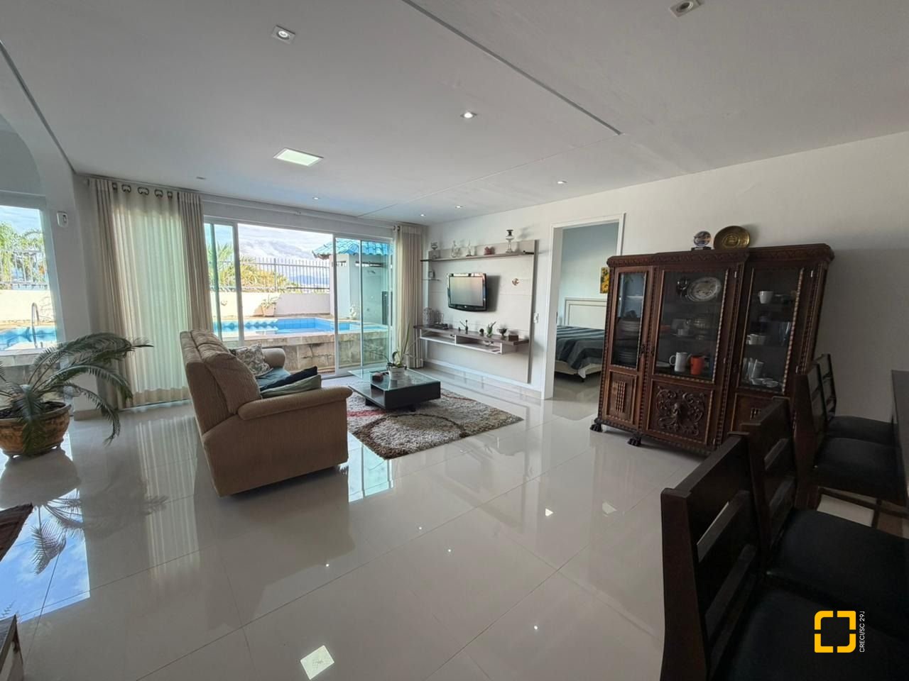 Casa com 241m², 5 quartos (sendo 2 suítes), 4 garagens, no bairro Bom Abrigo em Florianópolis