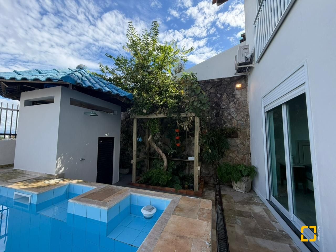 Casa com 241m², 5 quartos (sendo 2 suítes), 4 garagens, no bairro Bom Abrigo em Florianópolis