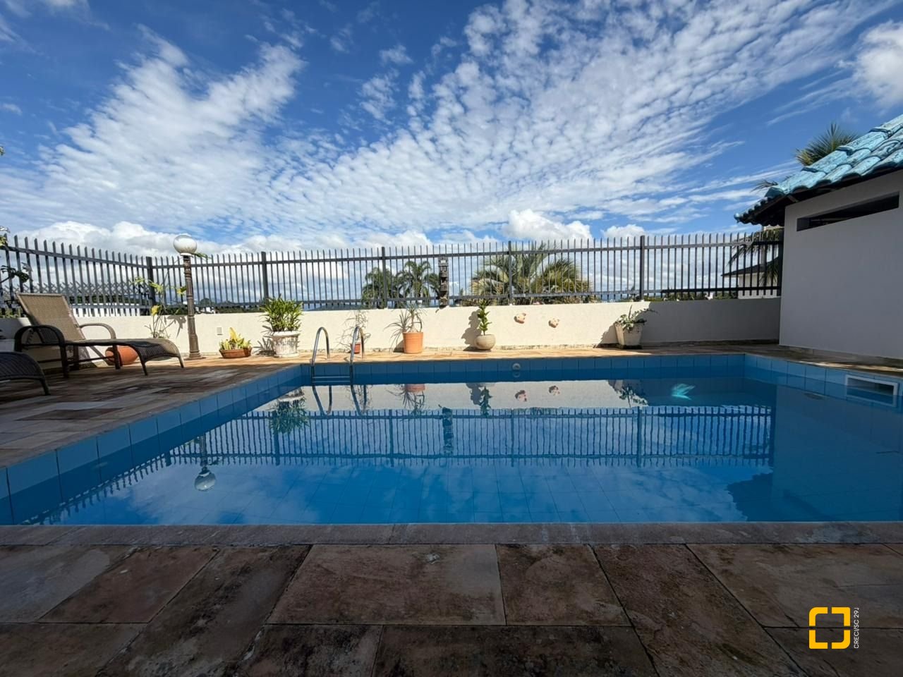 Casa com 241m², 5 quartos (sendo 2 suítes), 4 garagens, no bairro Bom Abrigo em Florianópolis