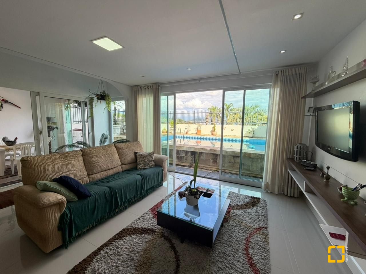 Casa com 241m², 5 quartos (sendo 2 suítes), 4 garagens, no bairro Bom Abrigo em Florianópolis