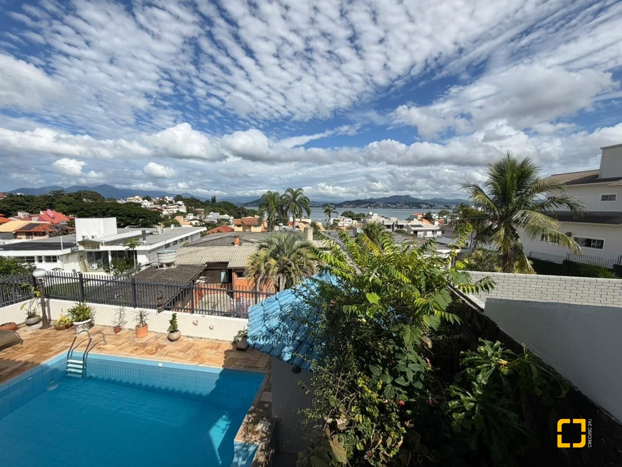 Casa com 241m², 5 quartos (sendo 2 suítes), 4 garagens, no bairro Bom Abrigo em Florianópolis