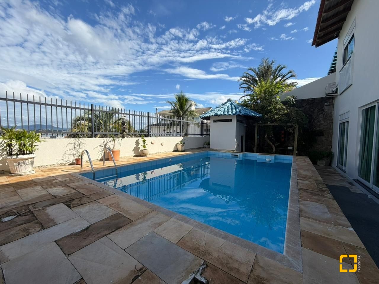 Casa com 241m², 5 quartos (sendo 2 suítes), 4 garagens, no bairro Bom Abrigo em Florianópolis