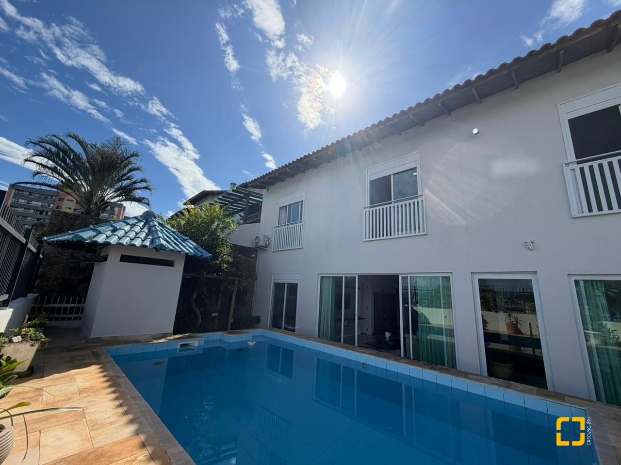 Casa com 241m², 5 quartos (sendo 2 suítes), 4 garagens, no bairro Bom Abrigo em Florianópolis