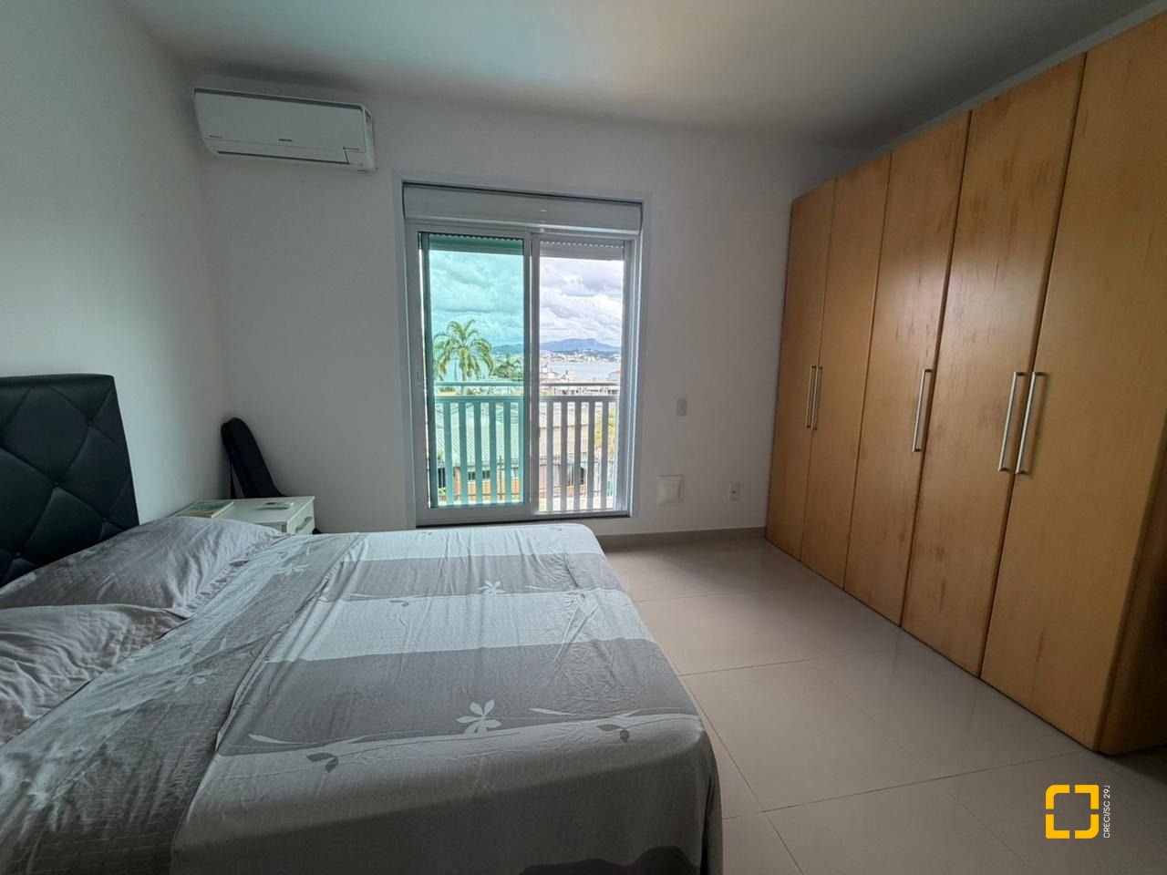 Casa com 241m², 5 quartos (sendo 2 suítes), 4 garagens, no bairro Bom Abrigo em Florianópolis