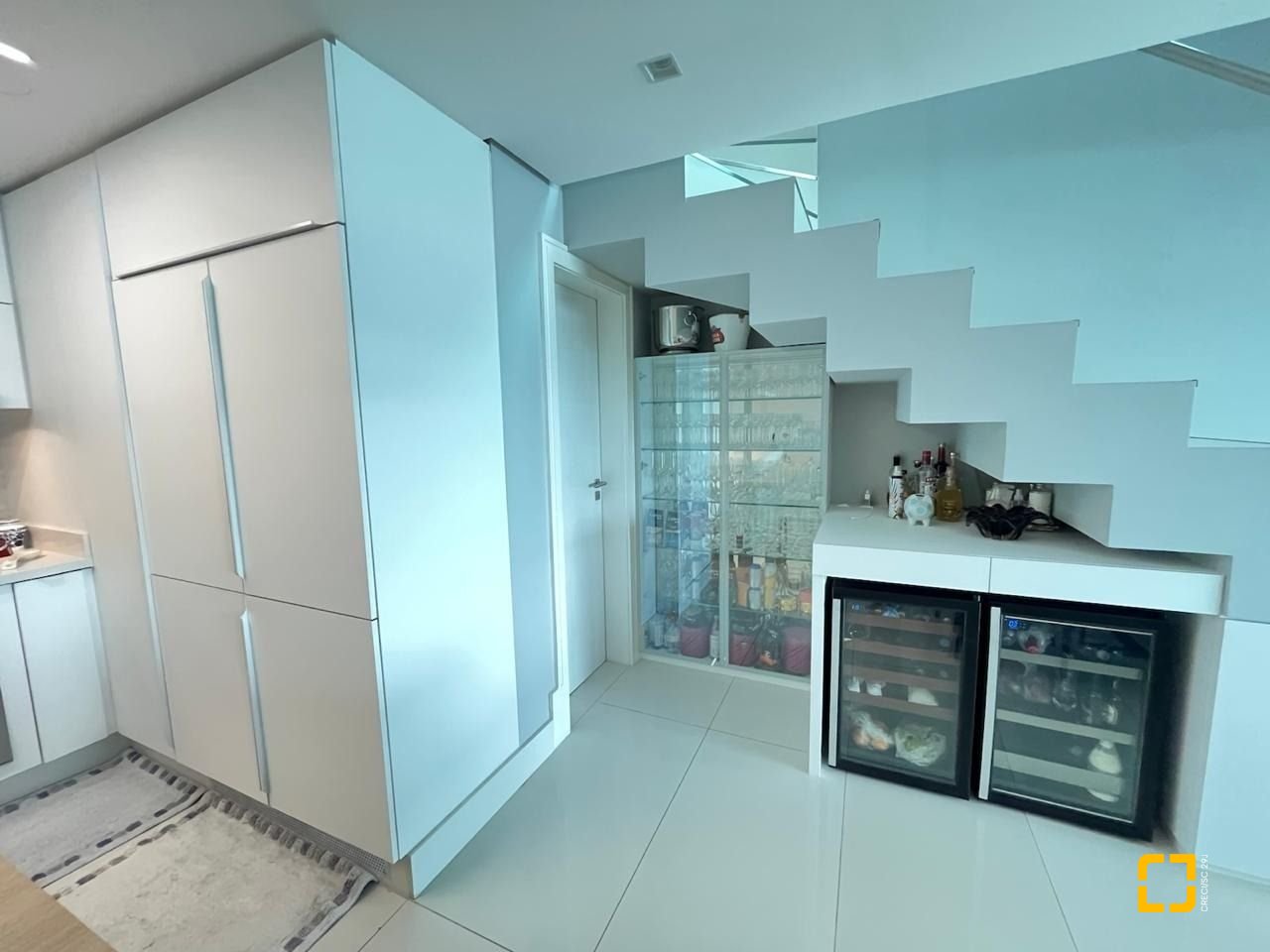 Apartamento com 280m², 4 quartos (sendo 4 suítes), 4 garagens, no bairro Canasvieiras em Florianópolis
